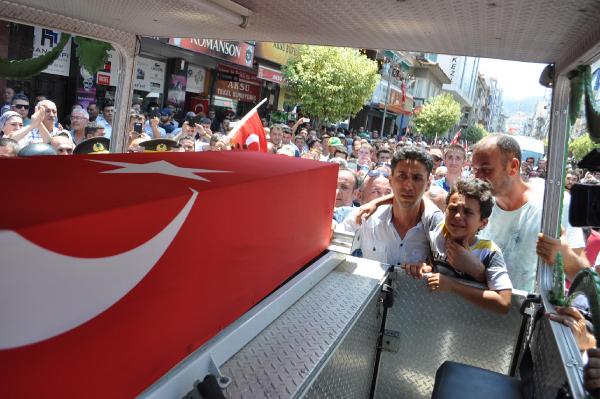 Şehit Astsubay Yavuz'u, Salihli'de son yolculuğuna 5 bin kişi uğurladı