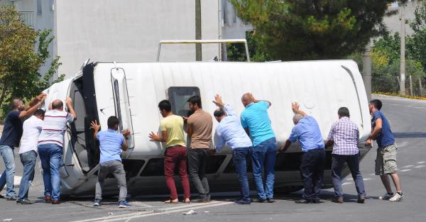 Otomobil minibüse çarptı: 9 yaralı
