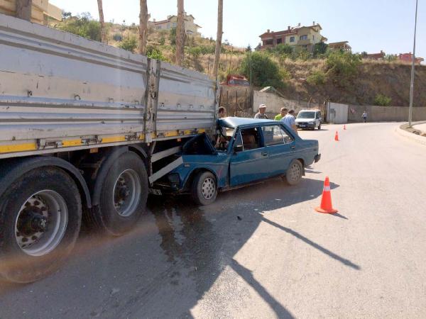 Otomobil park halindeki TIR'a çarptı: 2 yaralı
