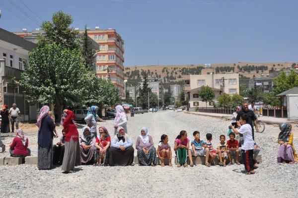 Asfalt isteyen mahalleli caddeyi trafiğe kapattı