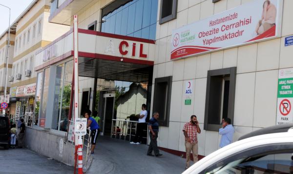 Tartıştığı 17 yıllık eşini bıçakla yaralayıp kaçtı