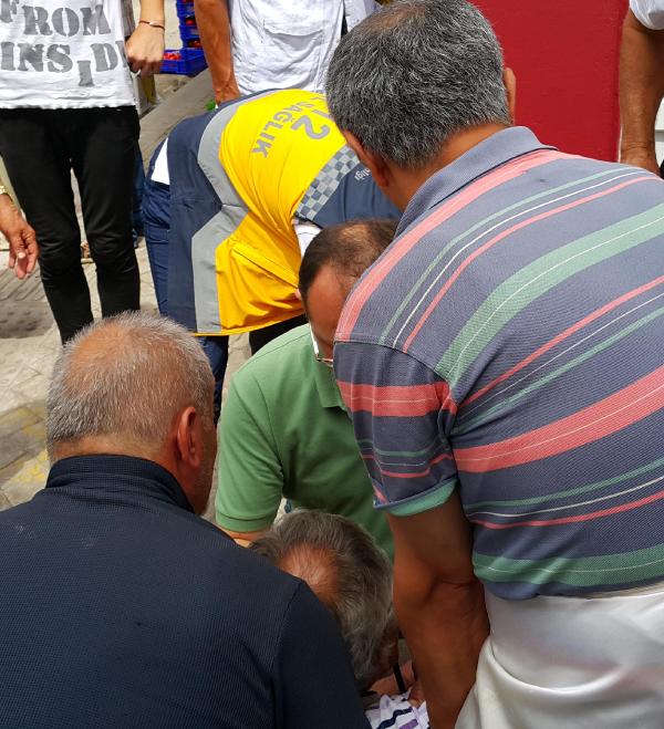 Yolda yürürken düştü, yüzüne demir saplandı