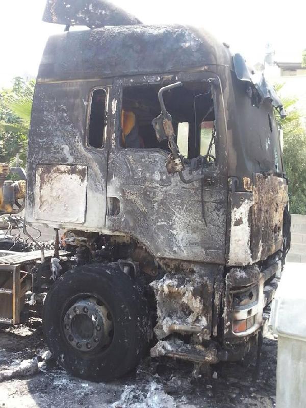 Tarsus'ta göstericiler park halindeki TIR'ı yaktı