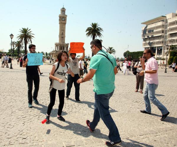 İzmir'de 3 kişilik eyleme 4 gözaltı