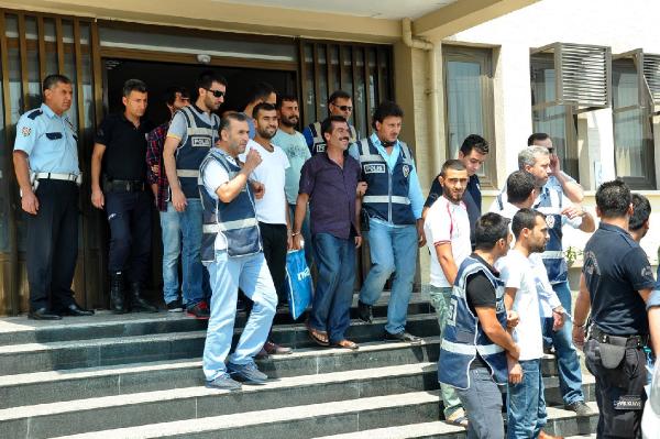 Tarsus'ta, Suruç protestosuna katılanlar adliyede