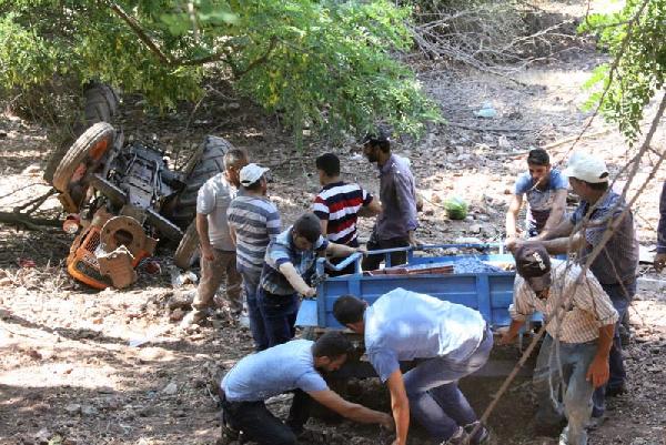 Piknik yolunda traktör kazası: 1 ölü, 12 yaralı