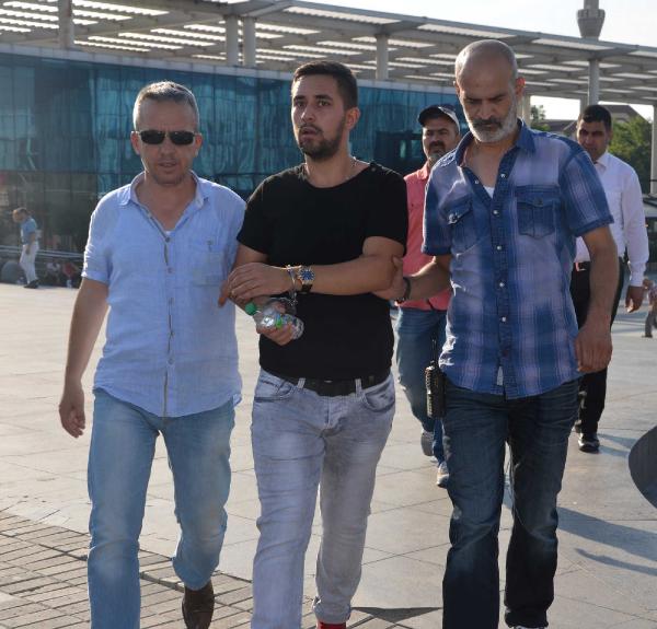 İcralık olmasına neden olan arkadaşını AVM'de bıçakladı