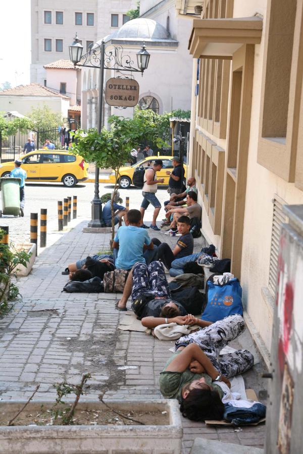 Suriyeli sığınmacılar 'ödüllü sokakta' yatıyor