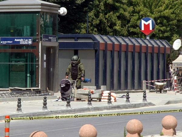 Emniyet Müdürlüğü yakınına şüpheli görülen bebek arabası fünye ile patlatıldı