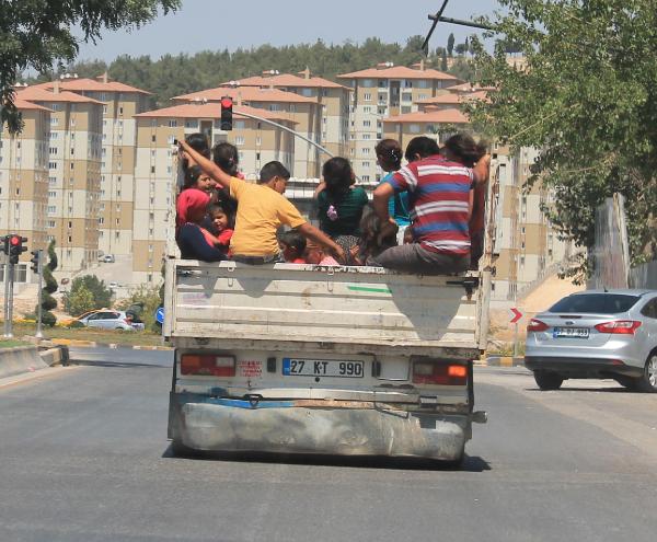 Kamyonet kasasında tehlikeli yolculuk