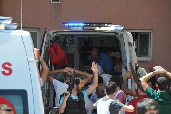 Şemdinli'de silahlı saldırıya uğrayan astsubay ağır yaralandı (4)