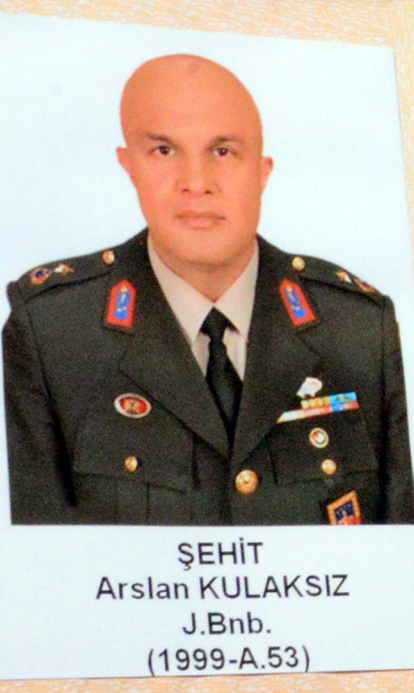 Şehit Binbaşı Kulaksız'ı asker selamıyla uğurlayan eşi Sibel: O benim Arslan'ım, bütün milletin Arslan'ı