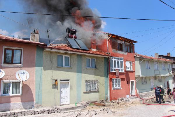 Bolu'da 2 ev ve odunluk alev alev yandı