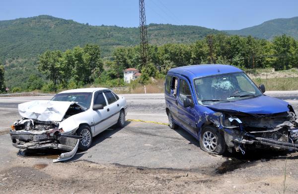 Karabük'te 2 otomobil çarpıştı: 1 ölü, 7 yaralı