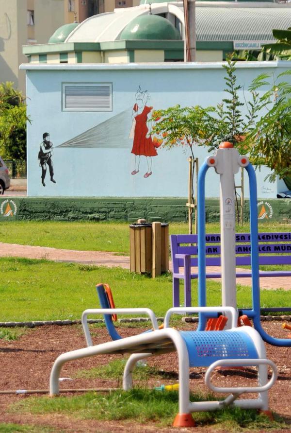 Muratpaşa Belediyesi: Kırmızılı kadına tepkiler yersiz