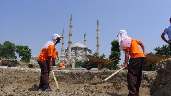 Selimiye Camii bahçesindeki kazı çalışmasında mahkumlar çalışıyor