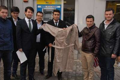 AK Partili gençlerden Dekan Prof. Dr. Herken'e bornozlu protesto
