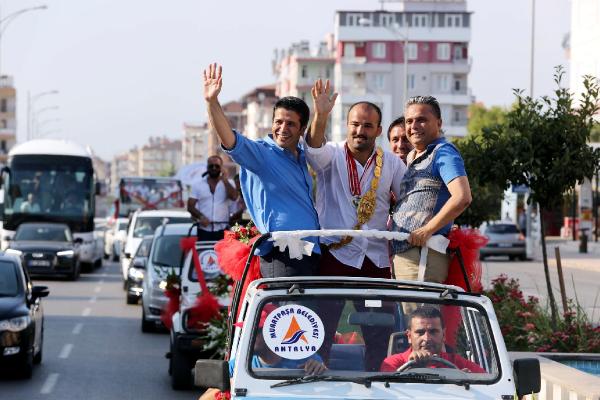 Başpehlivan Okulu, memleketinde konvoyla karşılandı