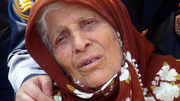 Şehit Binbaşı Kulaksız'ı asker selamıyla uğurlayan eşi Sibel: O benim Arslan'ım, bütün milletin Arslan'ı  (2)