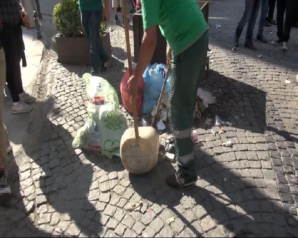 Taksim Talimhane'de şüpheli paket alarmı