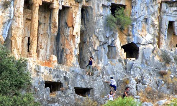 Dalyan'daki tarihi kaya mezarları tel örgüyle korunacak