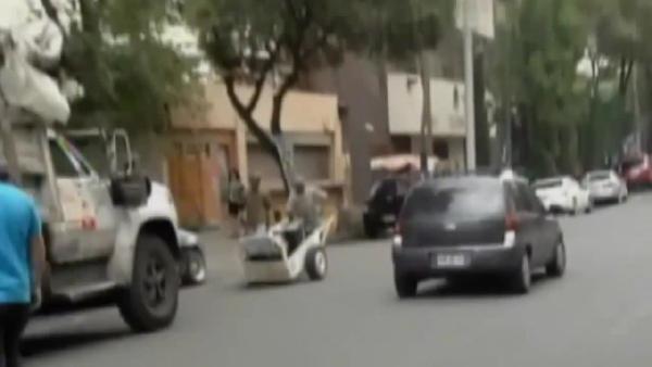 Park parası ödememek için otoparkçıyı metrelerce sürükledi