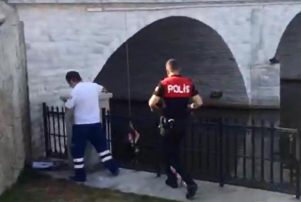 Suya düşen genç kız halatla kurtarıldı