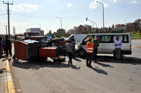 Sivas'ta traktör minibüsle çarpıştı: 3 yaralı
