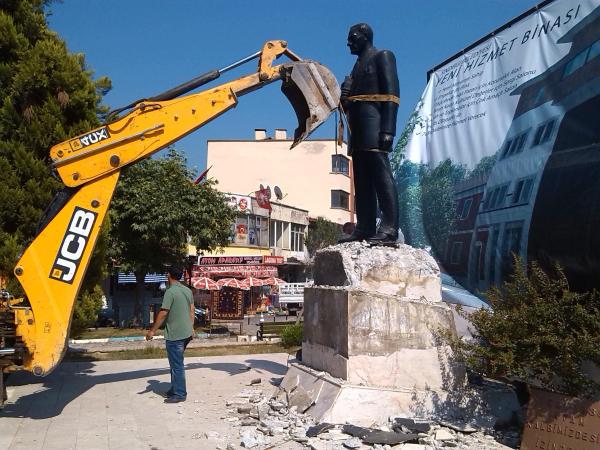 Sındırgı'da leylek yuvasından sonra Atatürk heykeli de kaldırıldı