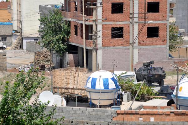 Cizre'de göstericiler, barikatları iş makinasıyla kaldıran polisle çatıştı