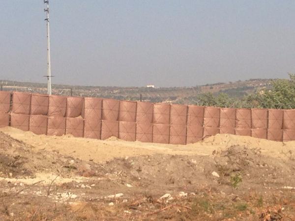 Hatay'da Suriye sınırına roketatara dayanıklı duvar örülüyor