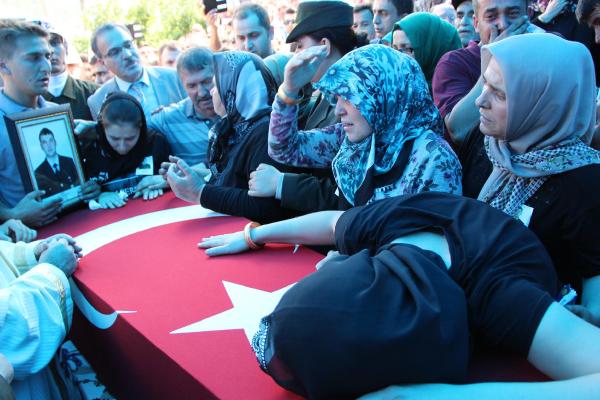Şehit Uzman Çavuş Sarpkaya, askeri törenle uğurlandı (3)