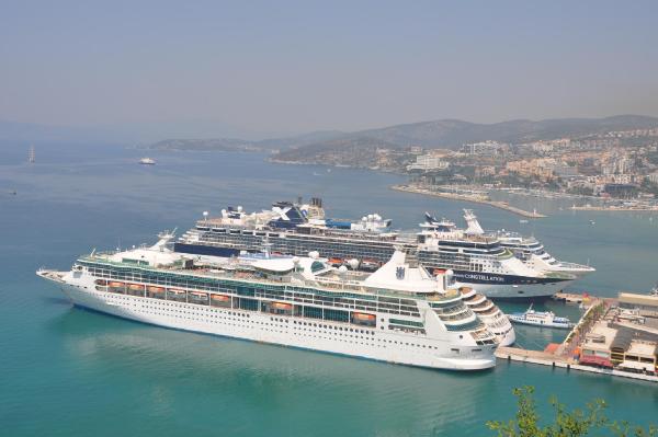 Kuşadası'na 6 gemiyle toplam 15 bin 485 turist geldi