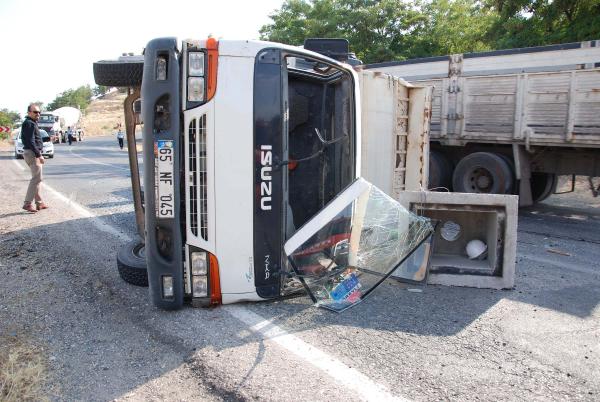 Besni'de kamyonet devrildi: 1 ölü, 4 yaralı