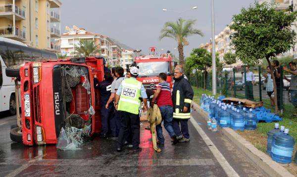 Alanya’da yarım saatlik sağanak kazalara neden oldu