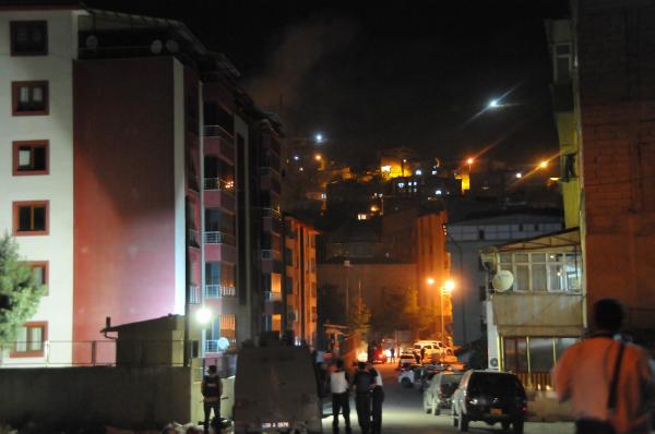 Hakkari'de Polis lojmanları ve TOMA aracına bombalı saldırı