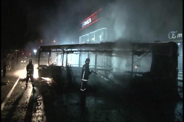 Ataşehir'de özel halk otobüsü yakıldı