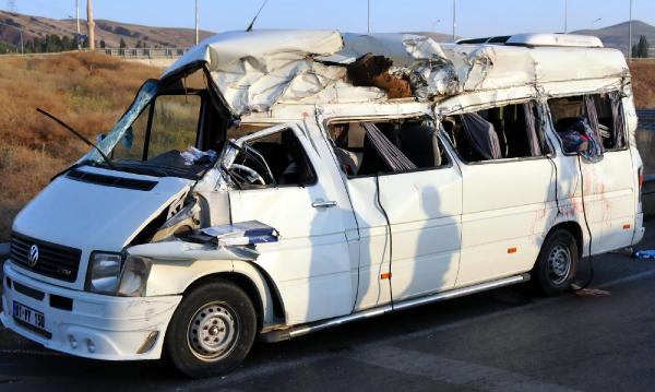 Sivas'ta nişan yolunda kaza: 3 ölü, 14 yaralı