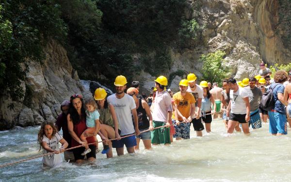 Sıcaktan bunalan Saklıkent'e koşuyor
