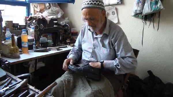 75 yıldır ayakkabı dikiyor