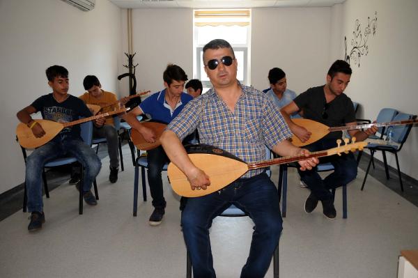 Görme engelli eğitmen 19 yılda 3 bin 500 kişiye bağlama öğretti