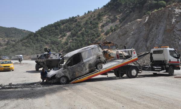 Bitlis’te PKK'lıların yaktığı araçlar yoldan kaldırıldı