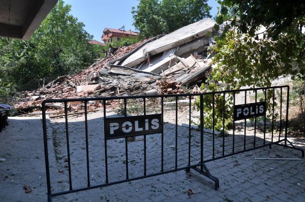 Devrek'teki heyelanda 3 bina ve 1 okul yıkıldı