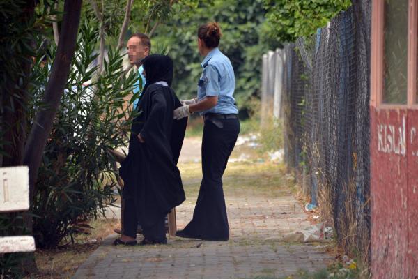 Suriyeli çarşaflı kadın 'canlı bomba' paniği yaşattı
