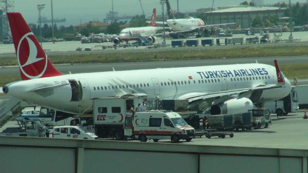 Kalp krizi uçağı "acil" indirdi