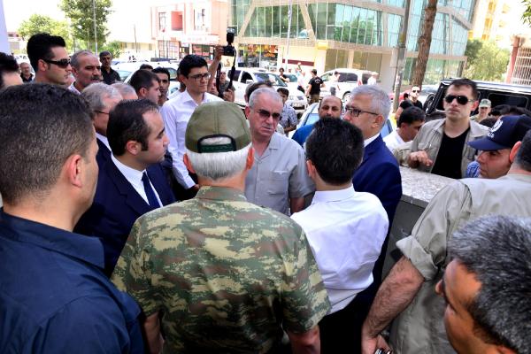 Vali Aksoy, Çınar'daki saldırıda hayatını kaybeden Osman Caran'ın taziyesine katıldı