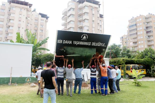 'Kırmızılı kadın' şimdi levhada