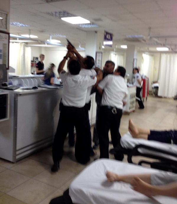 Silahlı acil servisi baskını güvenlik kamerasında