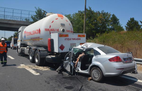 Gaz yüklü tankere arkadan çarpan otomobilin sürücüsü öldü