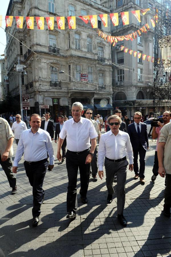 AB Bakanı Bozkır tramvaya bindi, İstiklal Caddesi'nde dolaştı